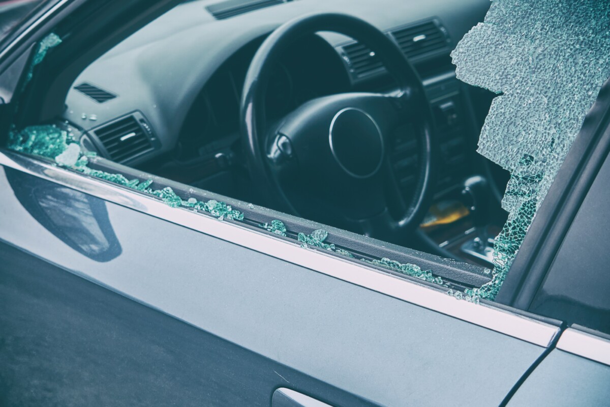 Szétverték a defektes autót a vandálok Jászberény mellett