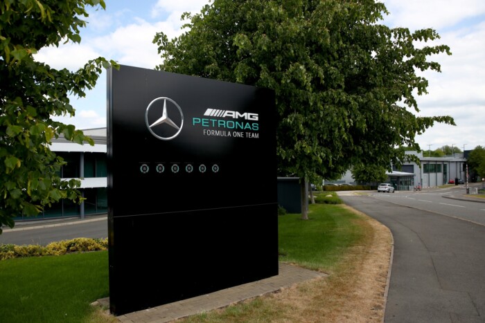 Az őrök orra előtt pakolták ki a Mercedes F1-gyárát