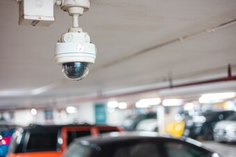 Csak az autóját akarta védeni, mégis rá csaptak le