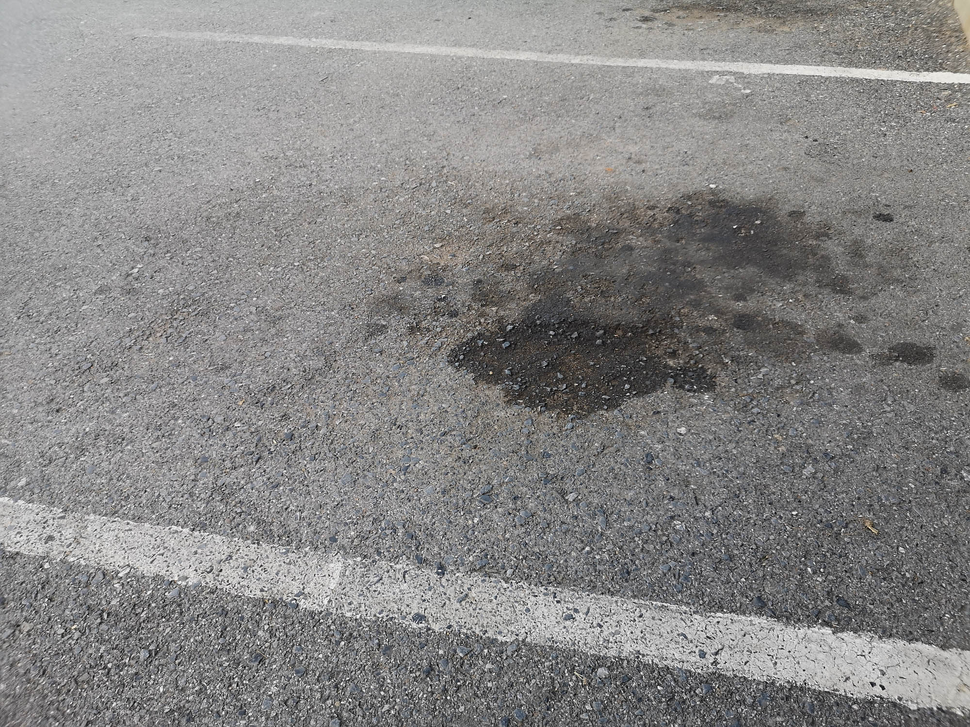 Lehet ártalmatlan, de katasztrófát is jelezhet a folt az autód alatt 1 | Vezess Lehet ártalmatlan, de katasztrófát is jelezhet a folt az autód alatt 1