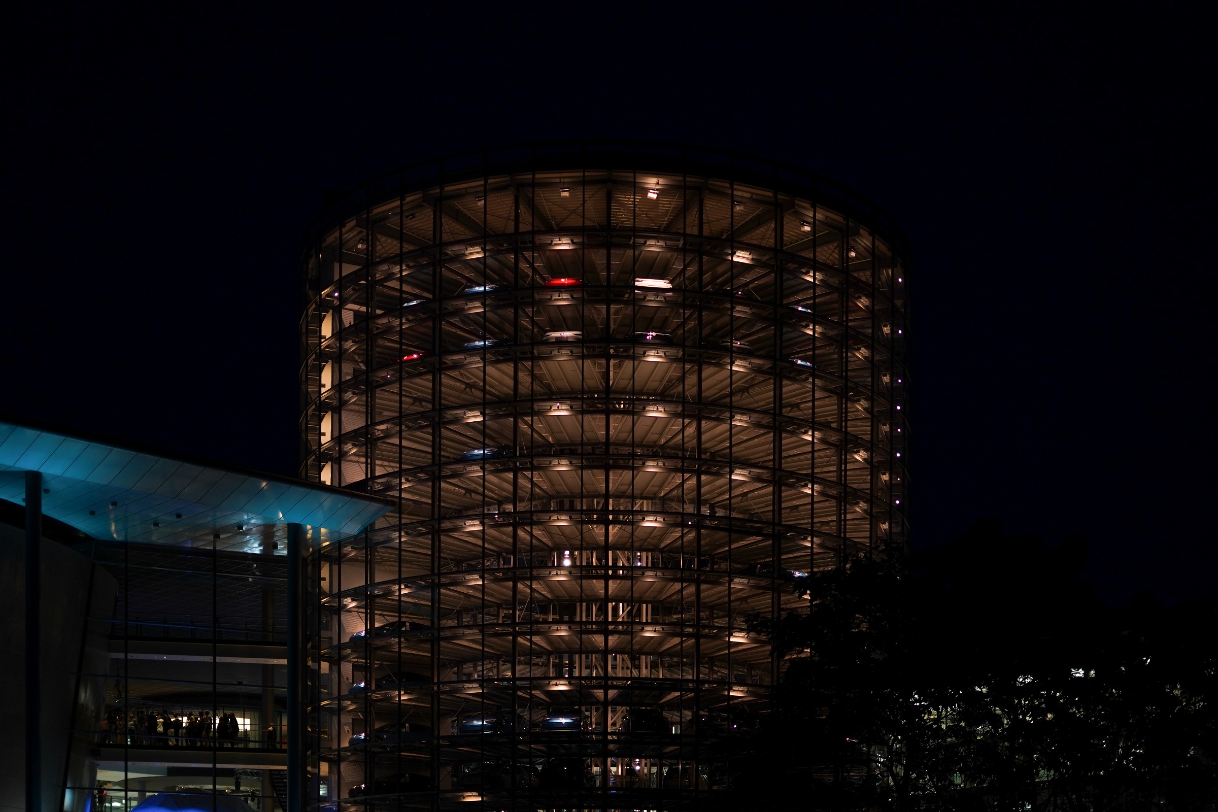 The Gläserne Manufaktur in Dresden at night | Vezess | Vezess