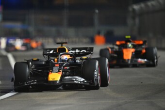 Cápaként és Sith nagyúrként szedi le a McLareneket Verstappen ‒ videó