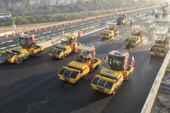 Így is lehet: 6 óra alatt elkészült az egy heti aszfaltozás