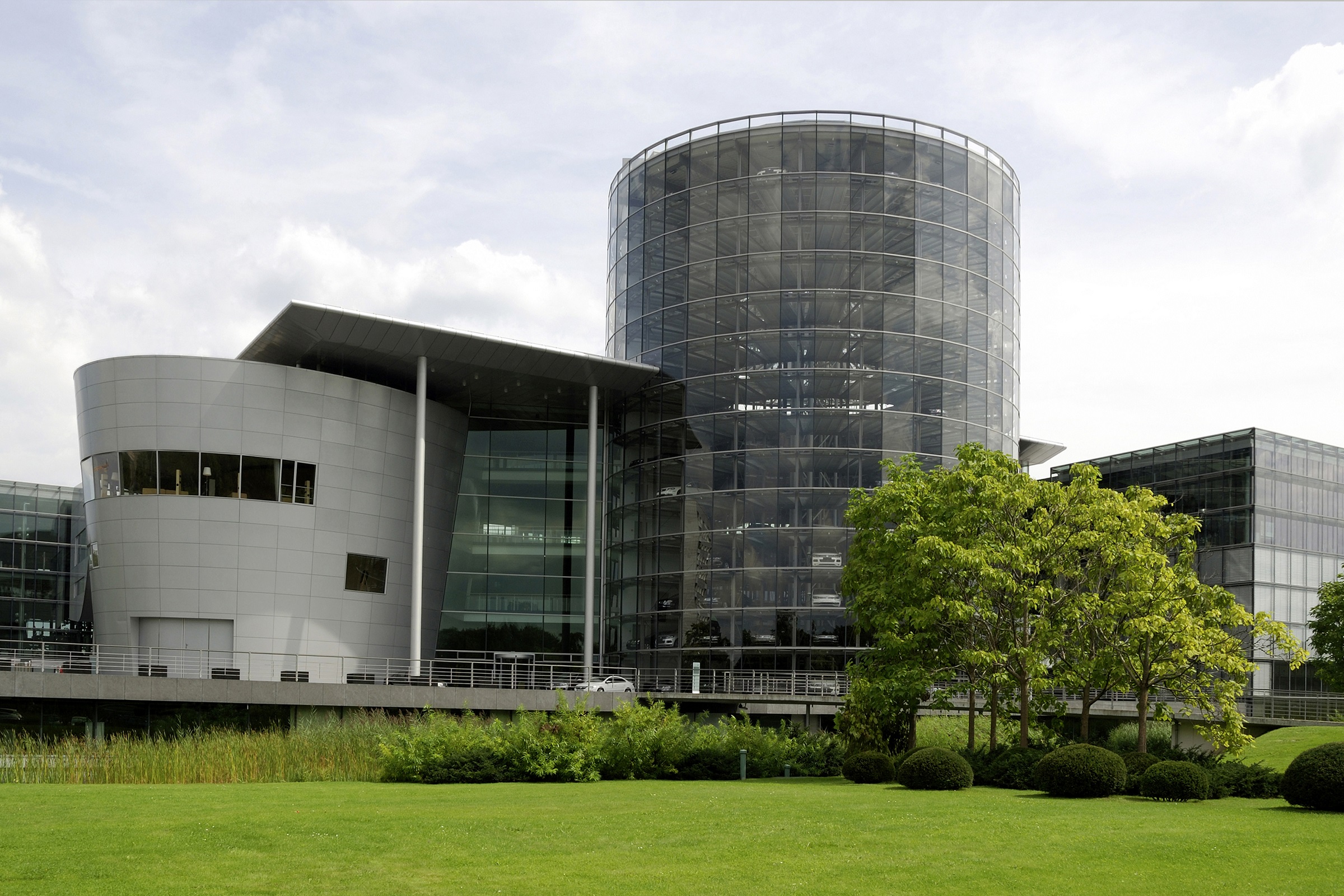 Germany Saxony Dresden - Glassy manufactory of the Volkswagen group - 14082011 | Vezess | Vezess