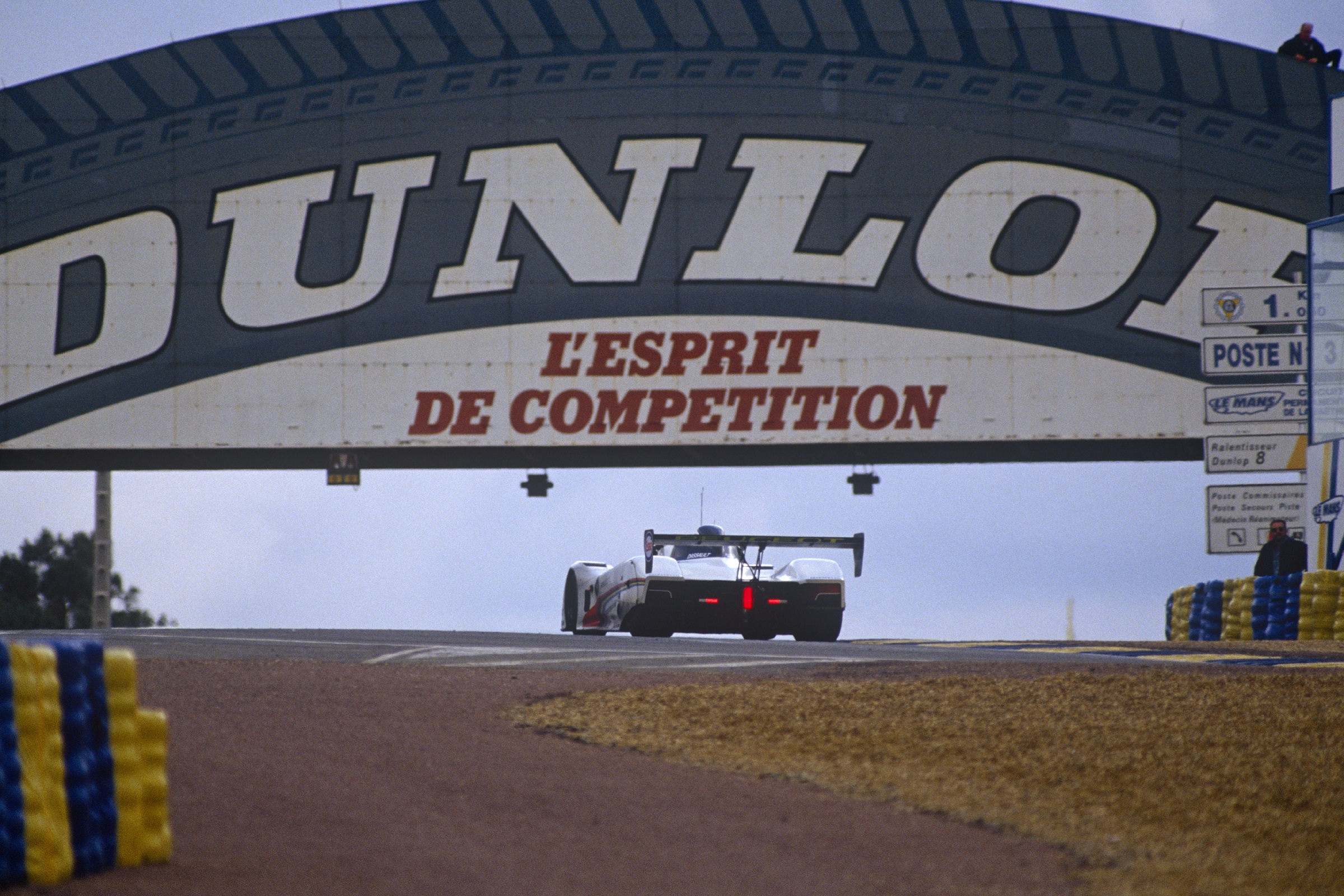 Peugeot sportscar racing under the Dunlop Bridge | Vezess | Vezess