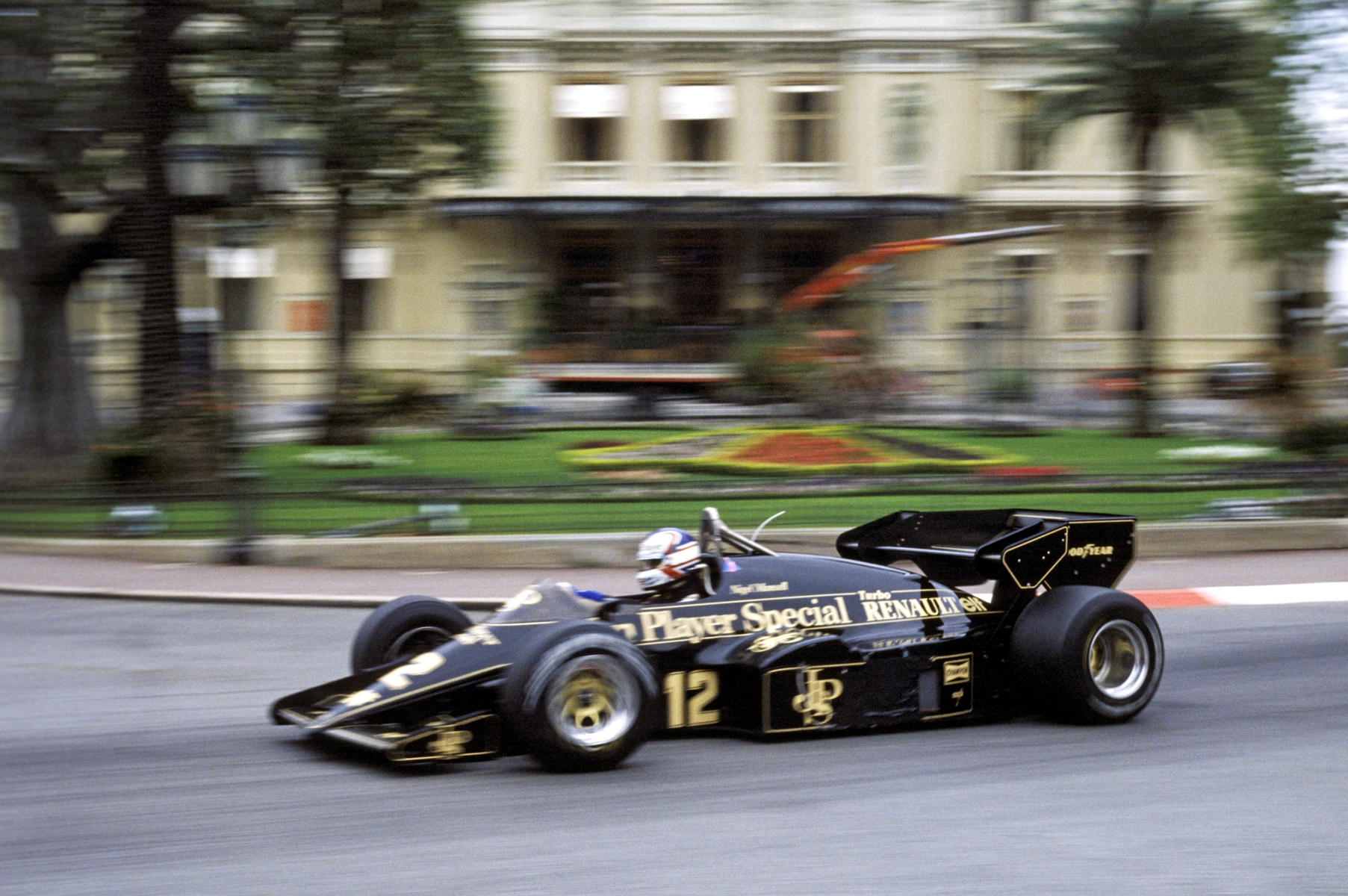 Elio de Angelis driving a Lotus 95T | Vezess | Vezess