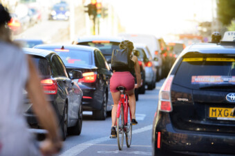 Új kötelező extra jöhet az autókba a bringások miatt