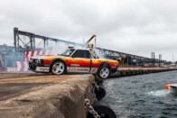 A fék helyett a gázra lépett, a medencében csobbant az autójával 4 A fék helyett a gázra lépett, a medencében csobbant az autójával 4