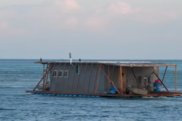 Komplett családi házzal hajókázott egy férfi ott, ahol nagyon nem kellett volna