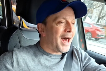 “Persze, még nagyobb fenyőfát rakj a tetőre, sőt díszítsd is fel az út közepén”