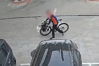 Lazán kitolták a világbajnok milliókat érő biciklijét a MotoGP szezonzárójáról