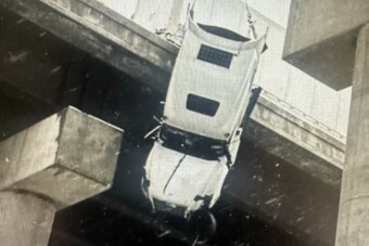 Órákon át lógott le a hídról, karcolás nélkül megúszta a kamionos