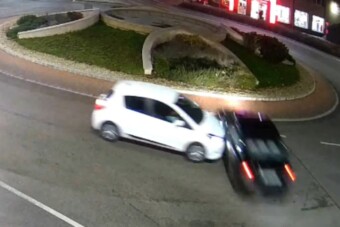 Eszement módon rongyolt bele a kaposvári körforgalomba, a szökőkút állította meg