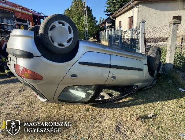 Részegen vezetett, feleségével az autóban borult fel és csapódott egy kerítésnek 1 | Vezess Részegen vezetett, feleségével az autóban borult fel és csapódott egy kerítésnek 1