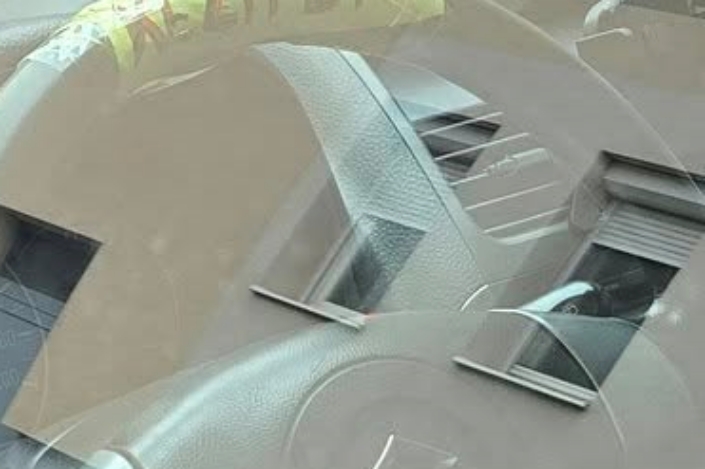 Elképesztő emlékeztetőt ragasztott a kormányára egy hazai autós