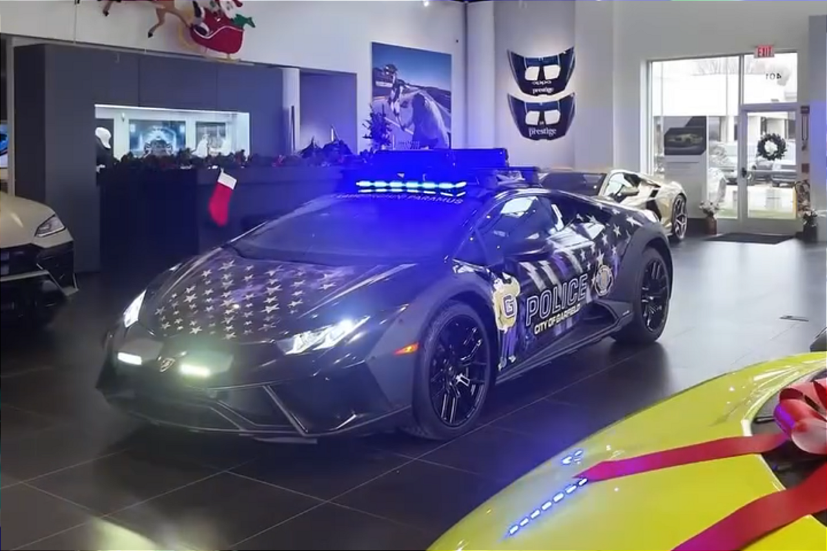 100 milliós autó rendőröknek