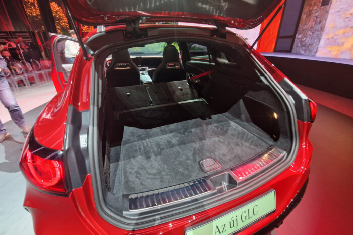 Elbénázott autói után újra igazi Mercedes született 12