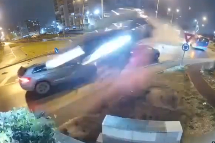 A körforgalmon, majd másik két autó fölött is átrepült egy autó Nagyváradon