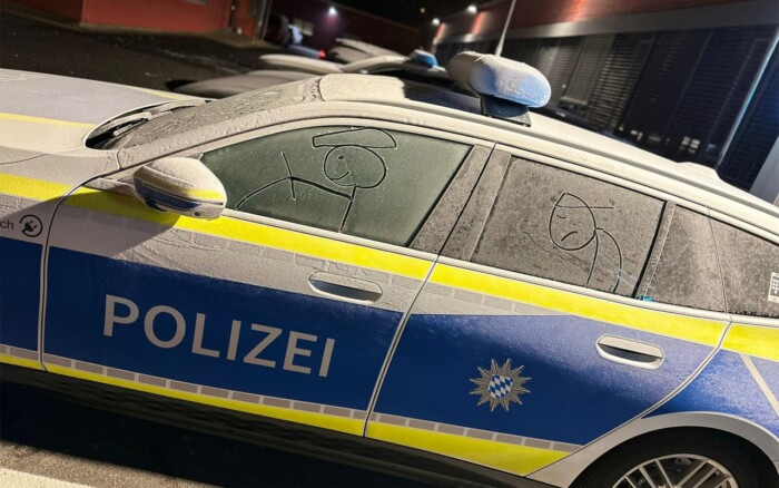 Zseniális képet szült egy fagyos rendőrautó 1 | Vezess Zseniális képet szült egy fagyos rendőrautó 1