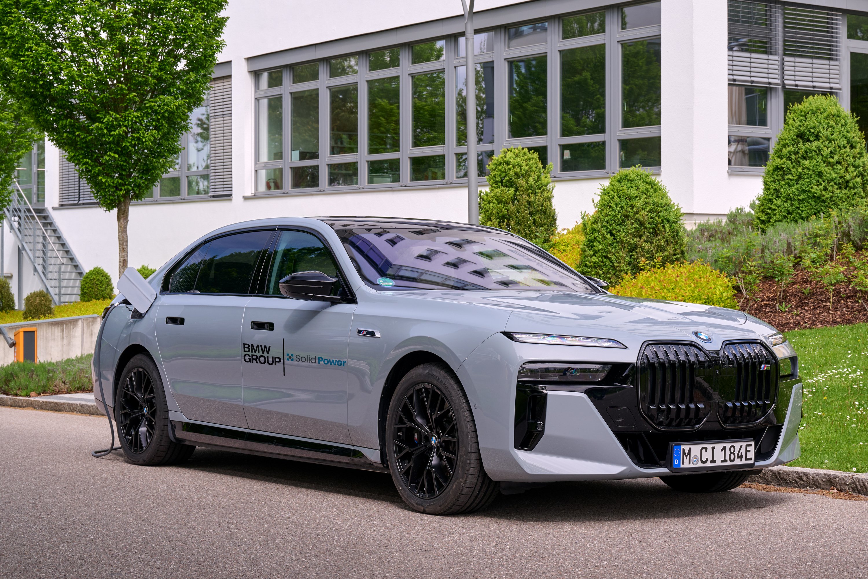 p90598622_highres_bmw-i7-with-all-soli | Vezess | Vezess