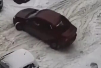 Művészi szintre emelte a párhuzamos parkolást, lehet irigykedni rá