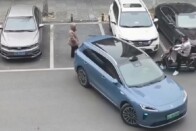 Bajba sodorta az autósokat egy nő a fengsuj miatt 1