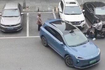 Ravasz trükkel parkolta le autóját a helyre, amit más stoppolt