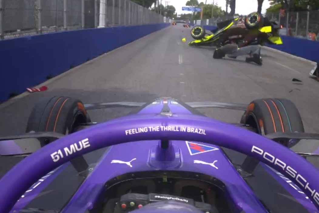 Hatalmasat zakózott Alonso felkaroltja, videón az esés