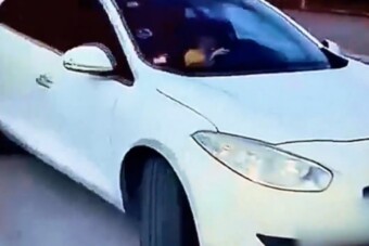 Engedte vezetni a 10 éves fiát, de már későn törölte a videót