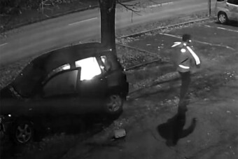 Videón, ahogy lazán felgyújtottak egy autót Esztergomban