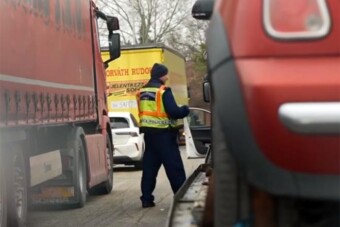 Üzent az M1-esen közlekedőknek a rendőrség, bírság lehet ebből