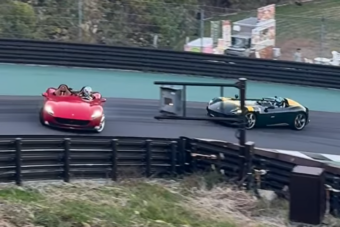 Így kell használni két milliárdokat érő Ferrarit, akkor is, ha hajszálon múlik az ütközés