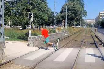 A budapesti villamosvezető megmutatja, mennyi gyökér van az utakon