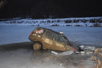 Autóval ment csúszkálni egy tó jegére, pont az történt, amire gondolsz