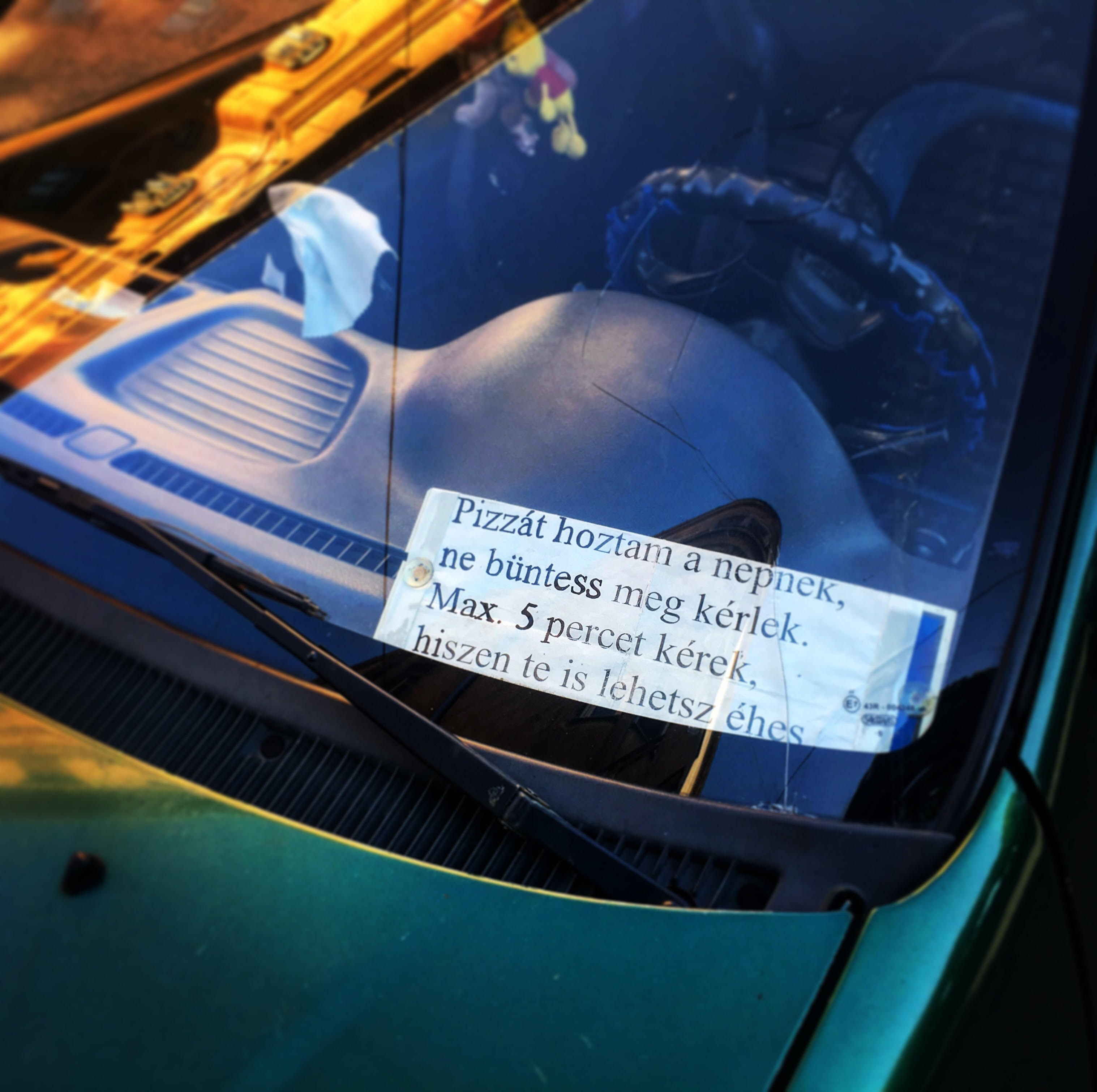 Elmés cetlivel üzen egy magyar futár a parkolóőröknek 1 Elmés cetlivel üzen egy magyar futár a parkolóőröknek 1