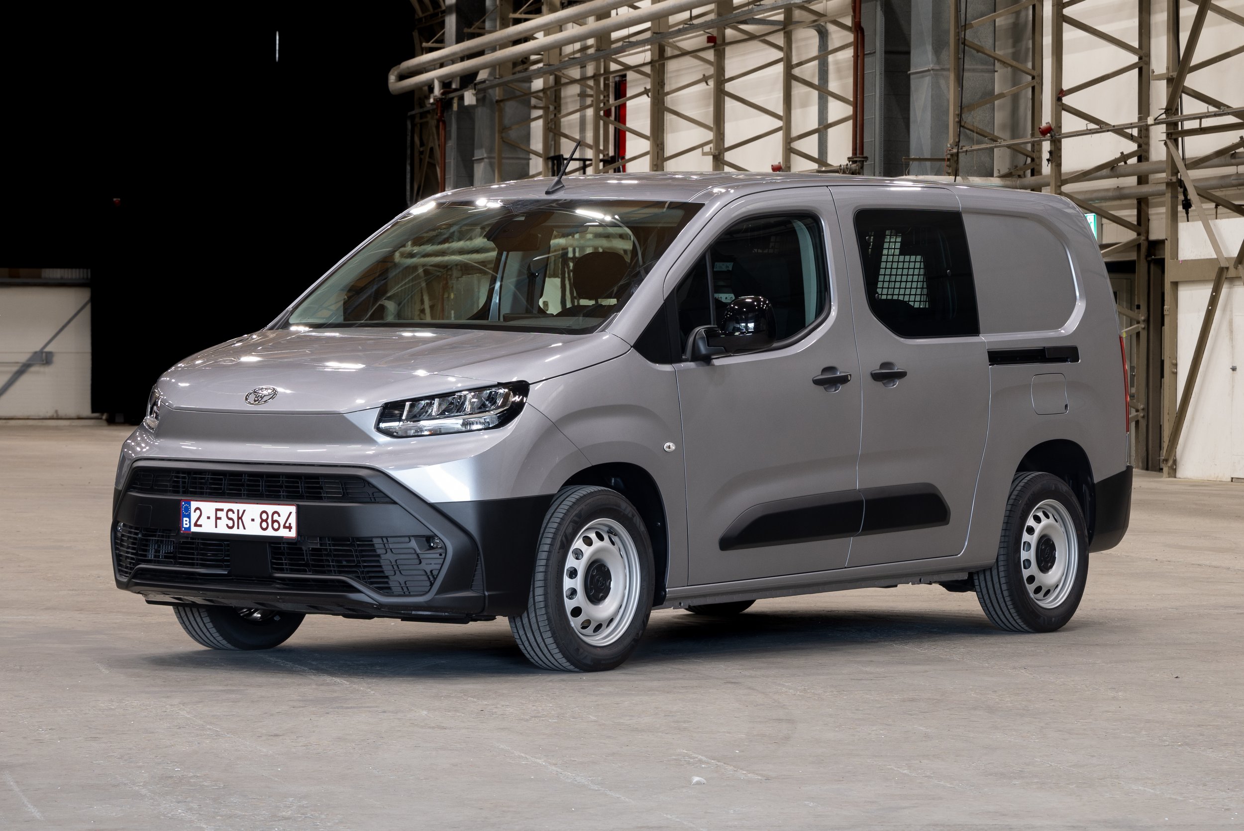 2024-proacecitycrewcabl2130hp-greycloud-static-001 | Vezess