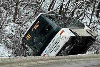 Árokba borult Volánbusz az idei hó első áldozata