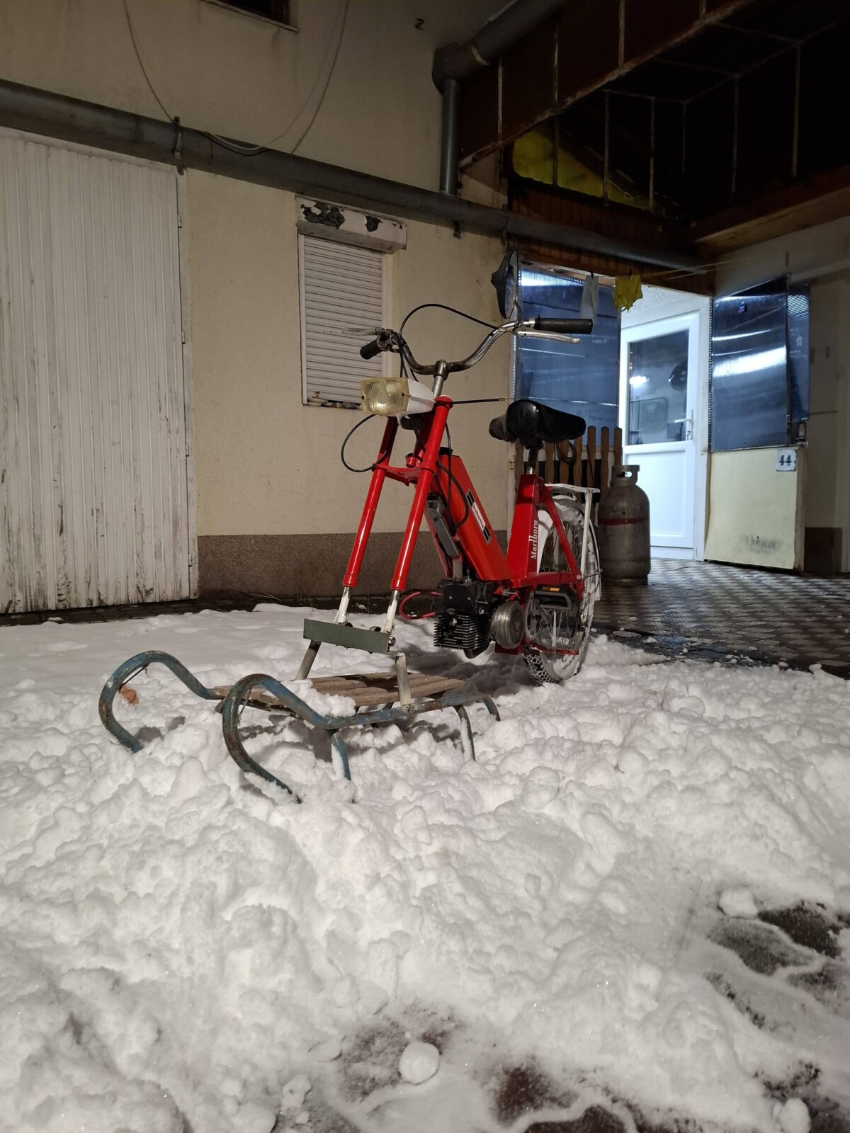 Igazi gépszörnyet szült a hóhelyzet vidéken, leborulunk a zseniális megoldás előtt