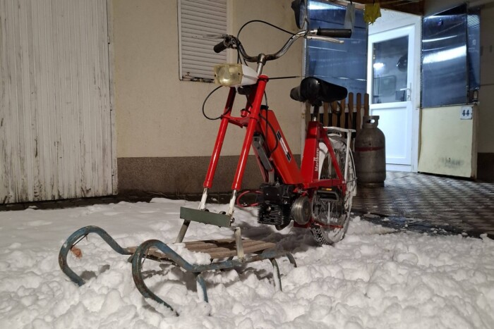 Igazi gépszörnyet szült a hóhelyzet vidéken, leborulunk a zseniális megoldás előtt 2