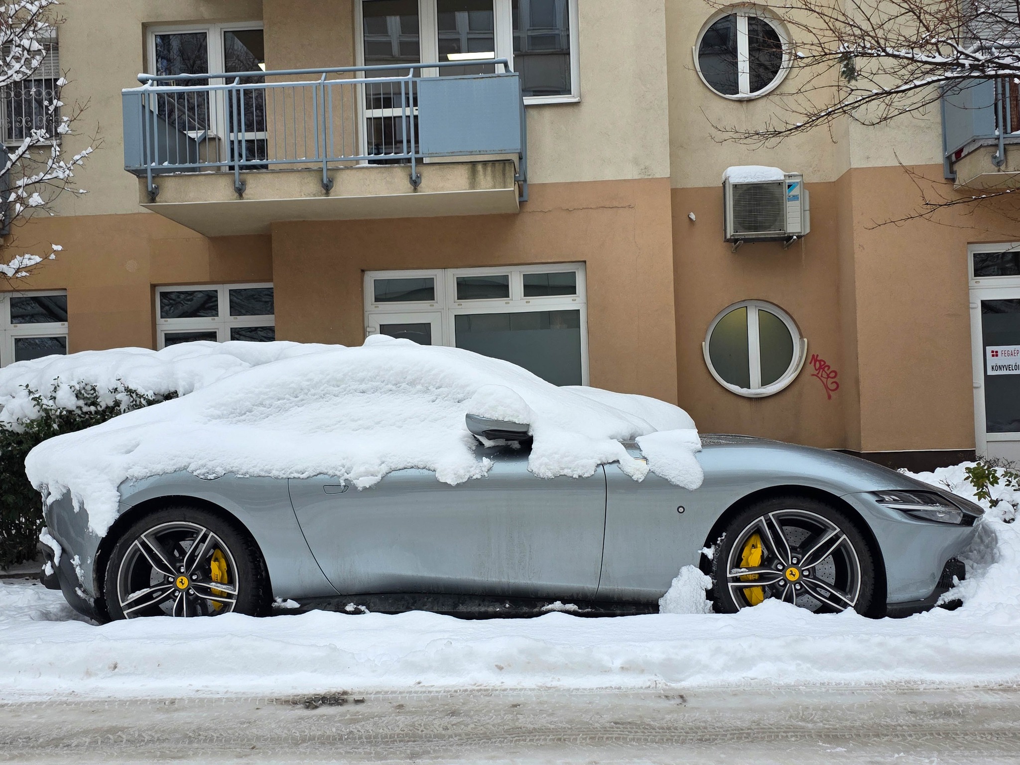 Egy Ferrari is behavazódott egy budapesti lakótelepen 1