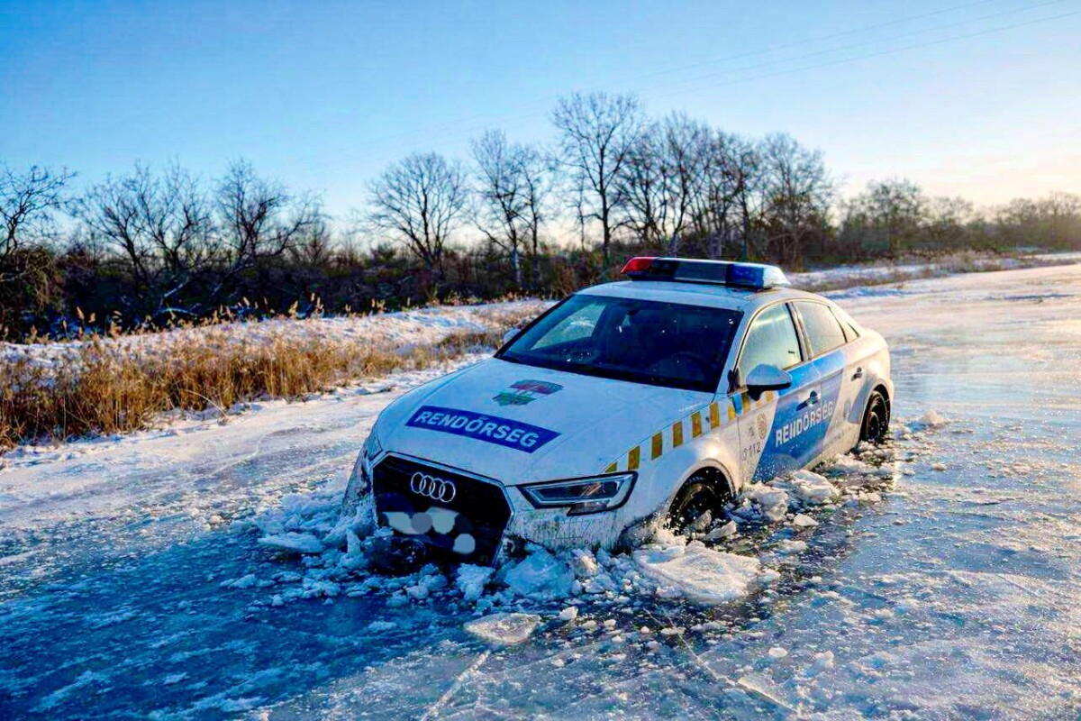 Jégbeszakadt rendőrautóról posztolt a rendőrség