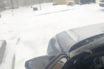 Könnyes videóban mutatta meg egy autós milyen stresszes helyzetbe került a hó miatt