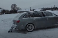 Havas út, nagy arc: az árokból kellett kikaparni a Suzukit Gödön 1