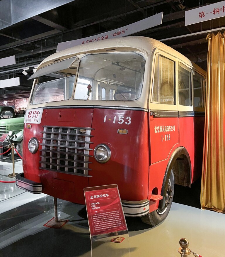 Kicsiket és nagyokat is szórakoztat ez a buszos témájú játszótér 1