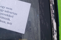 Viccesnek hitte az ablak mögé tett táblát, kerékbilincs lett a vége 2 Viccesnek hitte az ablak mögé tett táblát, kerékbilincs lett a vége 2