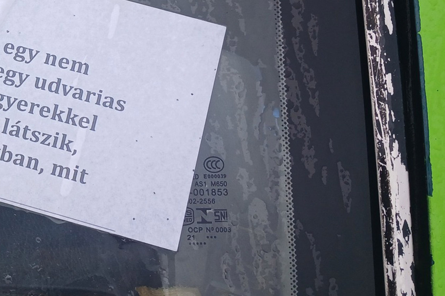 Üzenet a szélvédőn: a használt autókból látszik, mennyi bunkó van Magyarországon