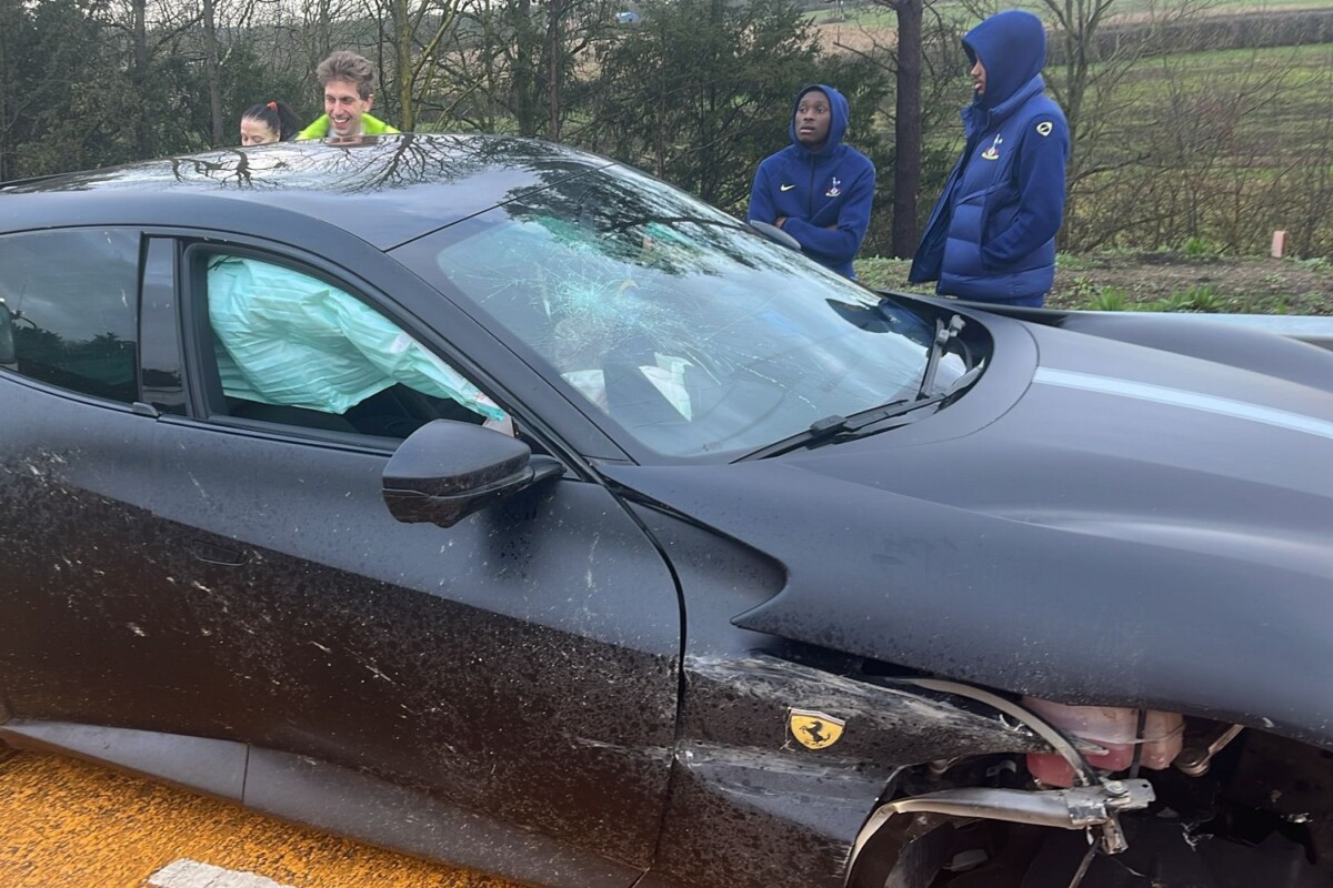 Kiszakadt a focista Ferrarijának kereke az autópályán