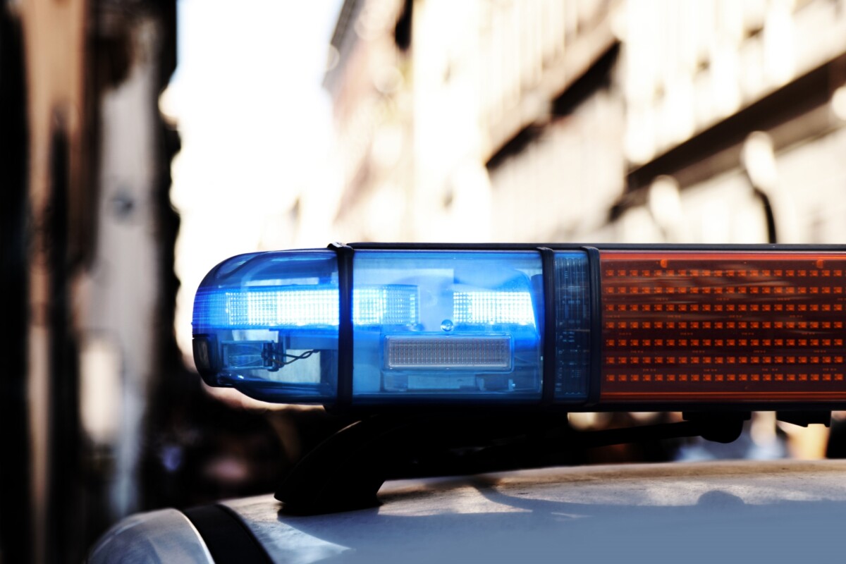 Nem járt jól a kamionos, aki berongyolt egy körforgalomba Tatán