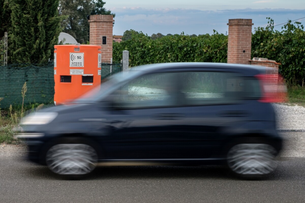 Hét perc alatt öt traffipaxba szaladt bele, mégis enyhítettek a büntetésén