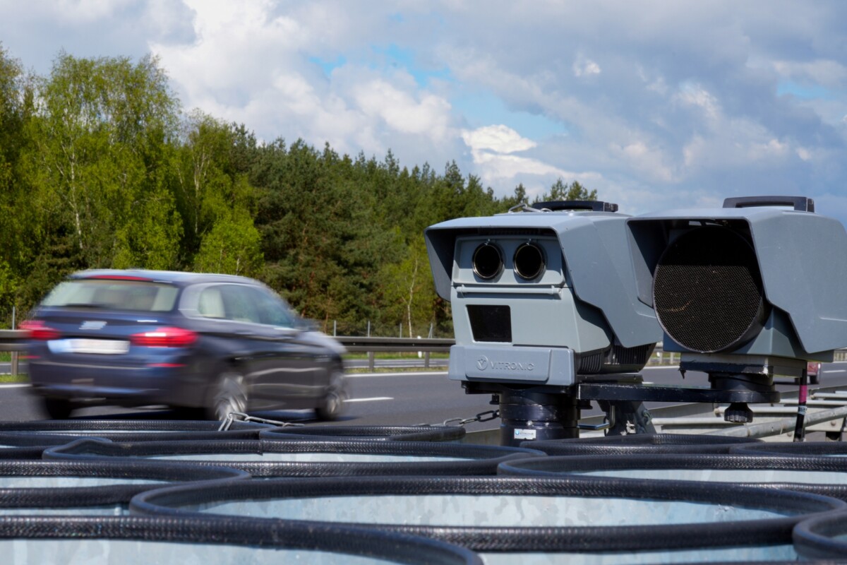 Félreérthető fotót készített a traffipax, majdnem a szendvicse miatt is büntették a gyorshajtót